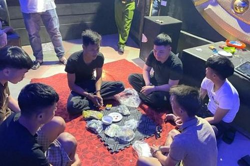 Quảng Ninh: Khởi tố 6 đối tượng thuê phòng karaoke để đánh bạc