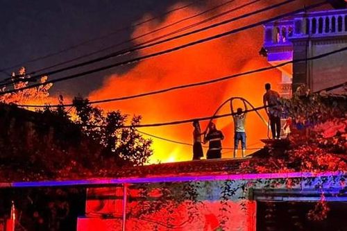 Cháy lớn một kho hàng tại Hà Nội