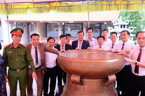 Huyện Phúc Thọ dâng hương, đón nhận Chiêng - Trống tại Đền Hát Môn