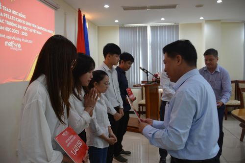 Doanh nghiệp Việt Nam trao học bổng cho sinh viên Campuchia có hoàn cảnh khó khăn