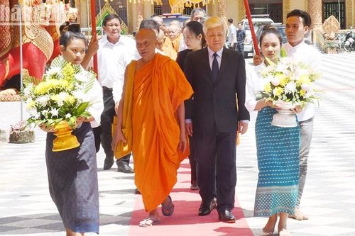 Đồng chí Đỗ Văn Chiến viếng Đại Trưởng lão Hòa thượng Dương Nhơn