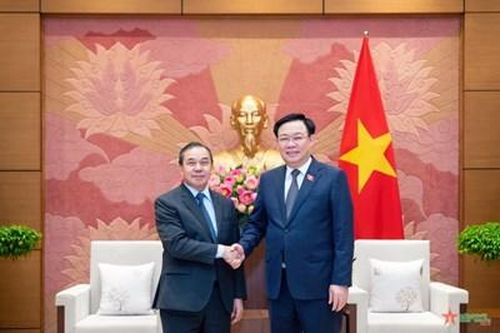 Chủ tịch Quốc hội Vương Đình Huệ tiếp Đại sứ Lào Sengphet Houngboungnuang