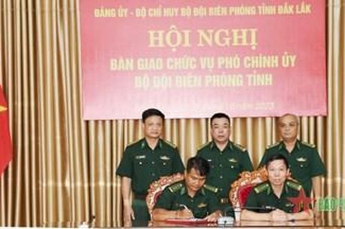 Bàn giao chức vụ Phó chính ủy Bộ đội Biên phòng tỉnh Đắk Lắk