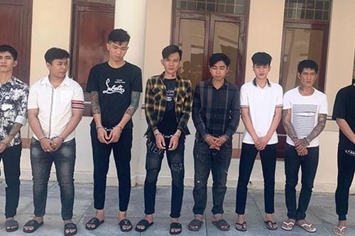 Côn đồ đánh người
