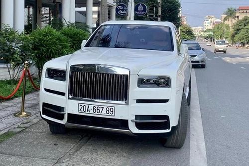 Rolls-Royce Cullinan hơn 36 tỷ của đại gia Thái Nguyên trúng biển sảnh