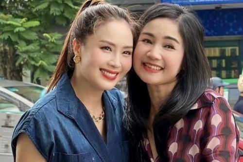 Sao Việt: Hồng Diễm đọ sắc cùng NSND Thu Hà trên phố, Hoa hậu H'Hen Niê nhớ thời áo trắng