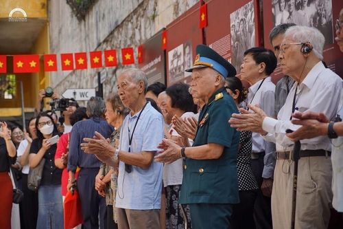 Sống lại không khí Ngày giải phóng Thủ đô tại Di tích Nhà tù Hỏa Lò
