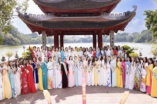 Hoa hậu Hòa bình quốc tế 2023: Dàn thi sinh mặc áo dài Việt Nam tham quan, tìm hiểu văn hóa Hà Nội