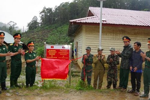 Bộ Chỉ huy quân sự Quảng Nam tặng công trình chiếu sáng cho tỉnh Sê Kông (Lào)