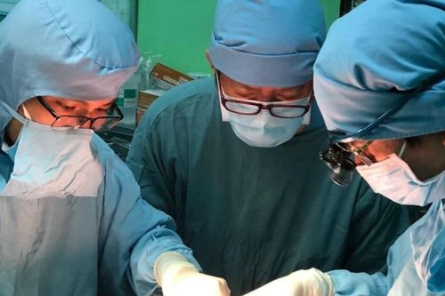 Ghép thận tự thân cứu bé trai khỏi tăng huyết áp