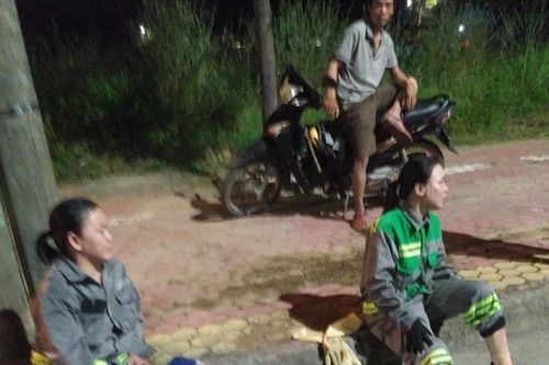 2 nhân viên môi trường bị đối tượng đánh, dùng súng bắn vào chân