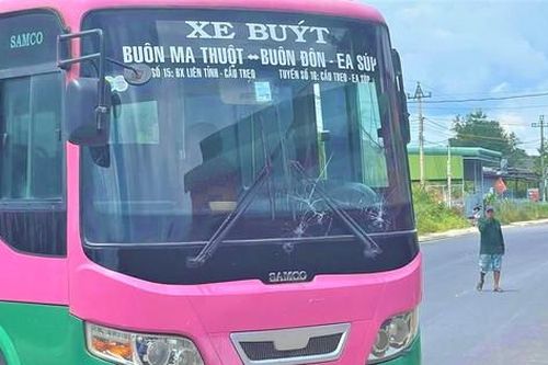 Bị cuốn vào gầm xe buýt, hai vợ chồng thương vong