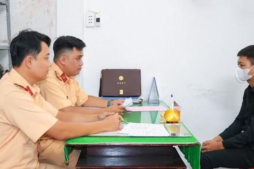Nam thanh niên bị phạt vì 'bơi như cá' trên xe máy