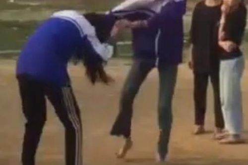 Công an vào cuộc vụ nhóm học sinh 'đàn chị' đánh, lột đồ học sinh lớp dưới