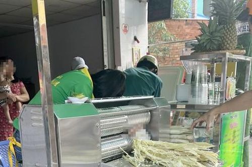 Cảnh sát cứu người phụ nữ bị kẹp bàn tay trong máy ép nước mía
