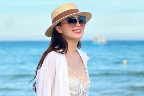 Showbiz 5/10: Hồng Diễm diện mốt lộ nội y