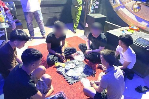 Nhóm đối tượng chơi xóc đĩa trong quán karaoke