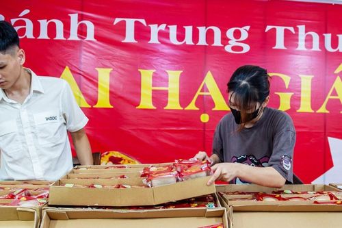 Hạ giá chỉ 10.000 đồng/chiếc, các hàng bán bánh trung thu vỉa hè vẫn ế khách