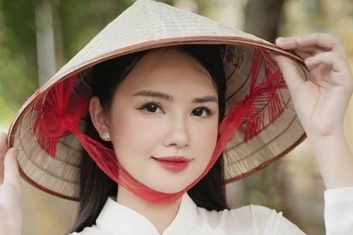 Vẻ đẹp ngọt ngào của Á hậu Sao Mai là 'cô nuôi dạy trẻ'