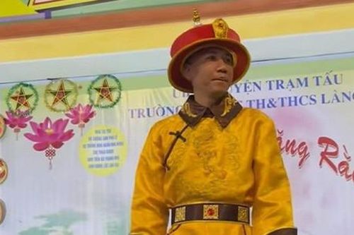 'Giang hồ mạng' Phú Lê mặc phản cảm ở trường học, phòng GD-ĐT nhận trách nhiệm