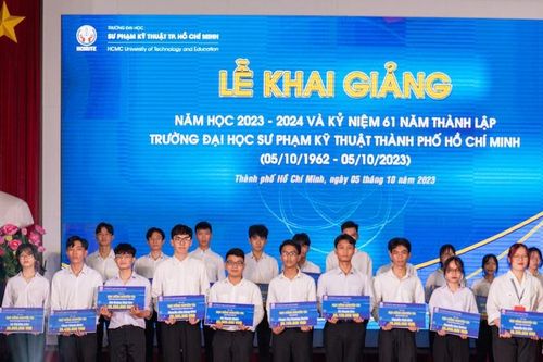 Đạt từ 26 điểm thi tốt nghiệp trở lên, tân sinh viên được thưởng 1 triệu/điểm