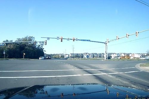 Ô tô con chạy kiểu 'tự sát', vượt đèn đỏ đâm thẳng vào đầu xe tải