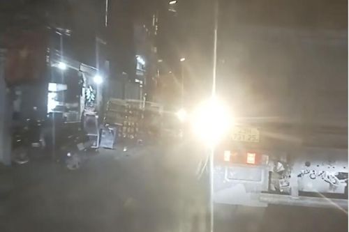 Tài xế bất lực không thể vượt ô tô tải vì bị đèn chiếu ngược chói mắt