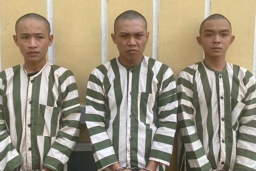 Bé gái 12 tuổi bị nhóm người giam lỏng làm tiếp viên massage