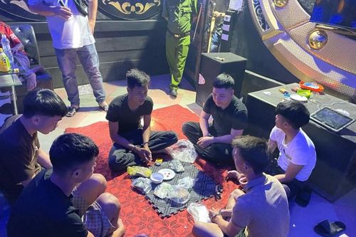 Khởi tố nhóm đối tượng thuê phòng hát karaoke để đánh bạc