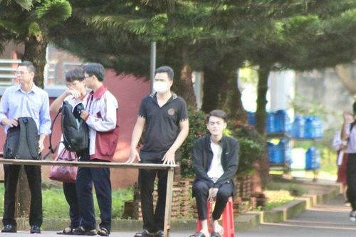 Yêu cầu trường dừng việc kiểm tra tư trang, soát người học sinh