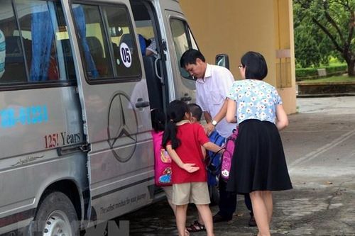 Nhiều phương tiện hoạt động tự phát đưa đón học sinh