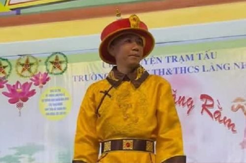 Vụ Phú Lê mặc phản cảm trao quà Trung thu: Nhà trường nhận trách nhiệm