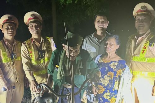 Đưa cụ ông 78 tuổi lạc đường trong đêm khuya về nhà an toàn