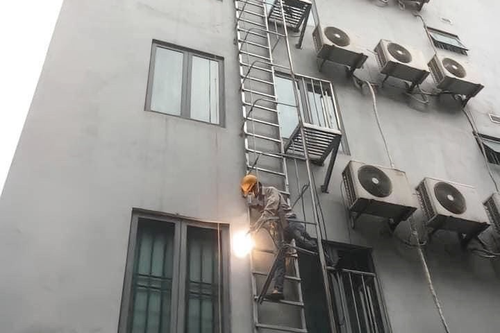 Đua nhau xây dựng thang thoát hiểm ngoài trời: Rủi ro tiềm ẩn