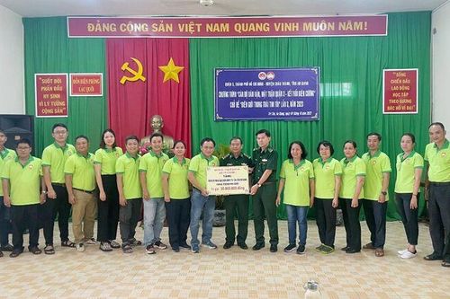 Cán bộ dân vận, mặt trận quận 3 kết nối biên cương tại xã Lạc Quới