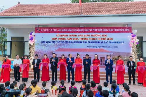 Vì sự nghiệp giáo dục vùng khó