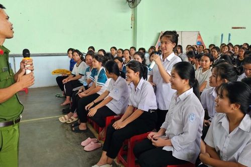 Pleiku: 432 giáo viên, học sinh tham gia ngoại khóa về an ninh học đường, an toàn giao thông