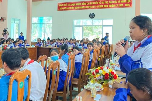 Lãnh đạo huyện Ia Pa đối thoại với trẻ em