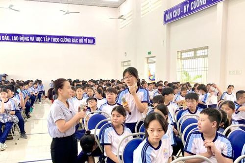 Trường THCS Âu Cơ tổ chức tư vấn sức khỏe sinh sản cho học sinh