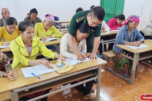 Lớp học xóa mù chữ trên rẻo cao
