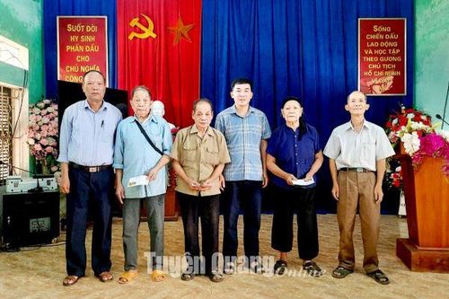 Tặng 40 suất quà cho người cao tuổi có hoàn cảnh khó khăn huyện Yên Sơn
