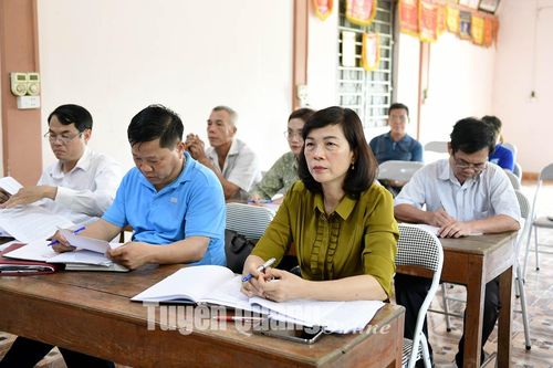 Các đồng chí lãnh đạo tỉnh dự sinh hoạt chi bộ tại thôn, bản