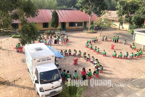 Hơn 250 học sinh tìm hiểu sách tại Thư viện lưu động