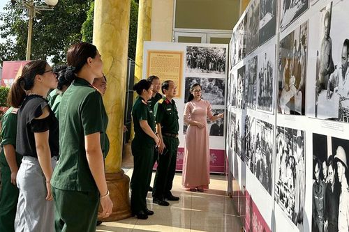 Trưng bày Triển lãm ảnh 'Đại tướng Võ Nguyên Giáp với ATK Thái Nguyên'