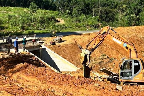 Xử lý các điểm sạt lở, mất an toàn trên những tuyến đường lớn