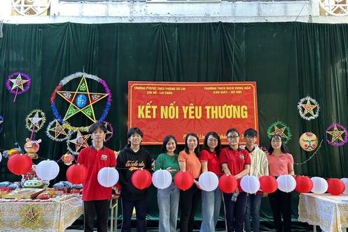Trao quà, trao những yêu thương đến với vùng cao của thầy trò trường Trung học cơ sở Dịch Vọng Hậu