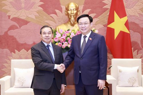 Chủ tịch Quốc hội Vương Đình Huệ tiếp Đại sứ Lào đến chào từ biệt