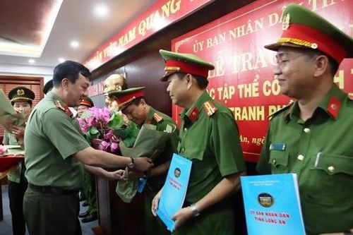 Khen thưởng các đơn vị phá vụ án bắt cóc bé gái đòi 2 tỷ đồng tiền chuộc