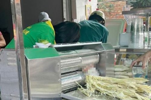 Người phụ nữ bị máy ép nước mía cuốn nát bàn tay