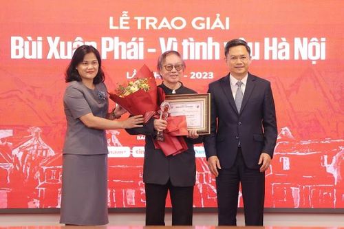 Đạo diễn Đặng Nhật Minh nhận Giải thưởng Bùi Xuân Phái - Vì tình yêu Hà Nội